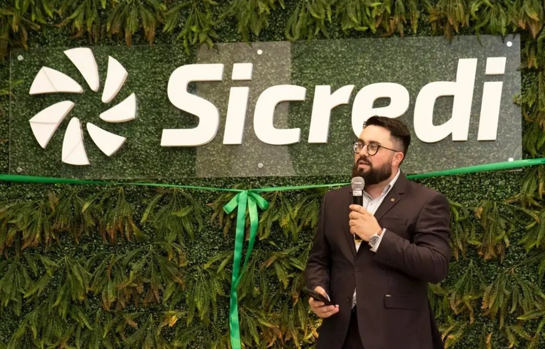 Gustavo Bunde no Sicredi com microfone